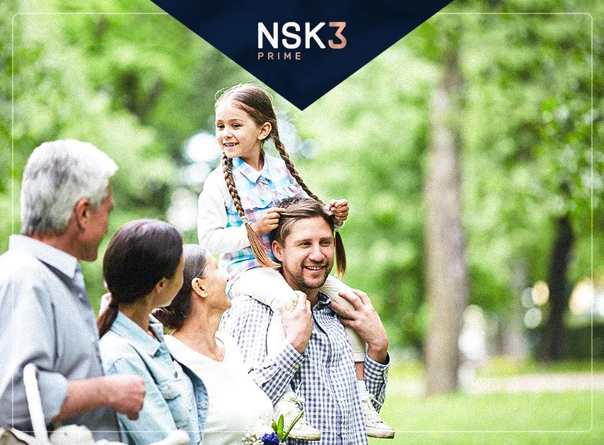 pessoam caminhando em um parque 