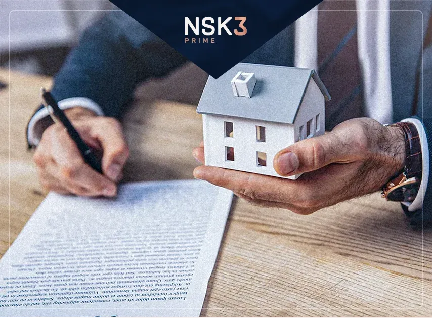 homem escrevendo e segurando uma casa de maquete 